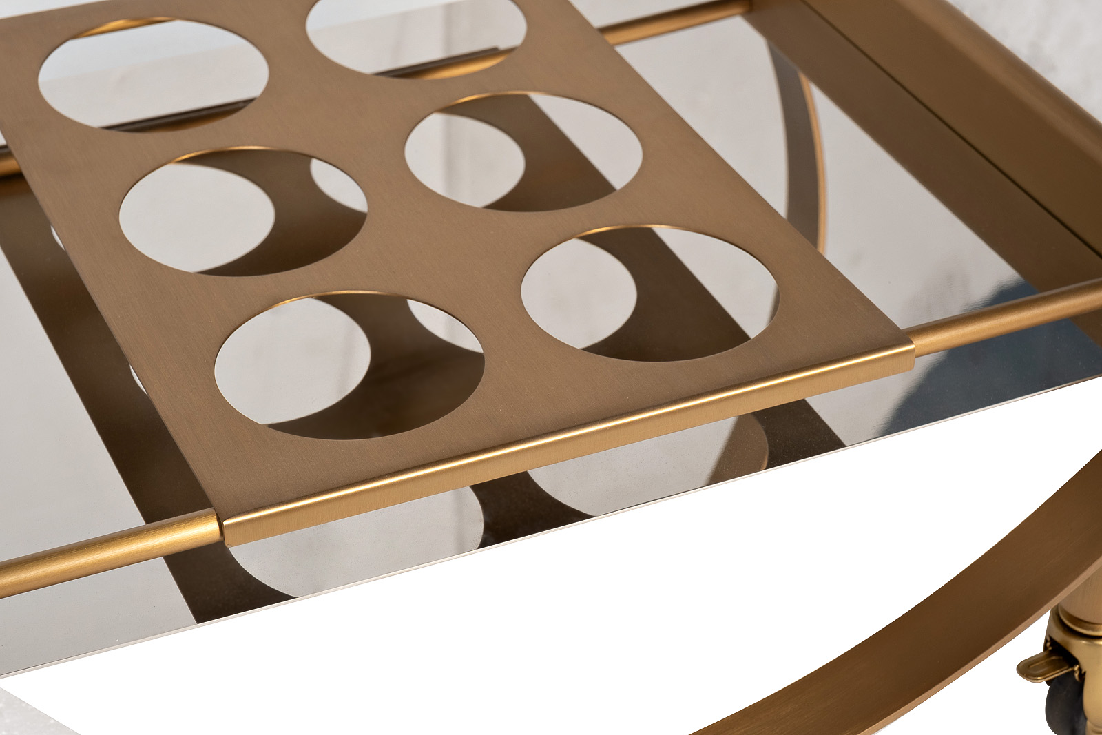 Стол-тележка сервировочная прозрачное стекло/латунь 3