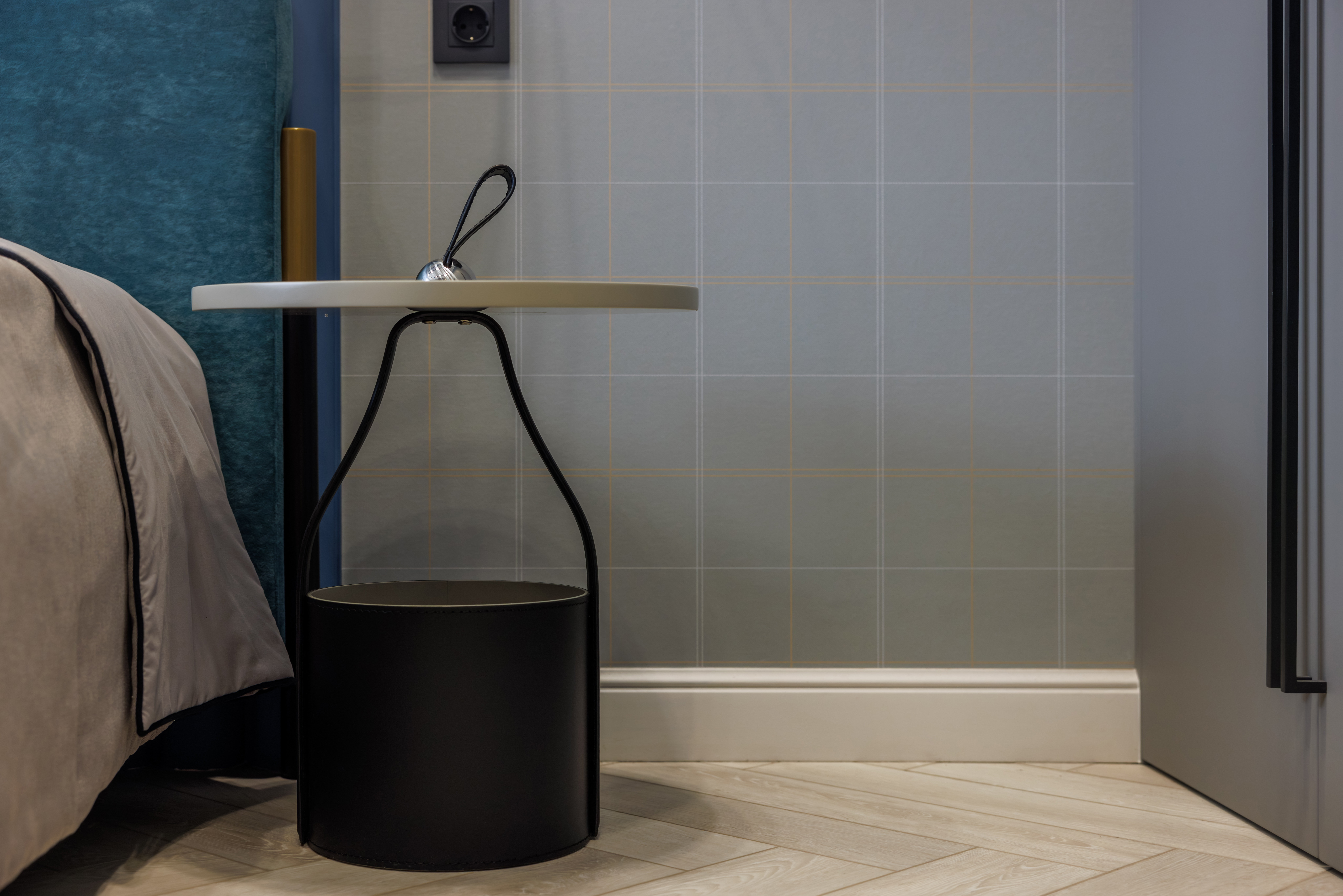 Столик журнальный круглый (кожаная отделка) 4