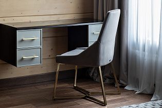 Стул на металлическом каркасе серый велюровый