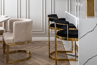 Стул на металлическом каркасе светло-бежевый