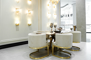 Стул на металлическом каркасе светло-бежевый