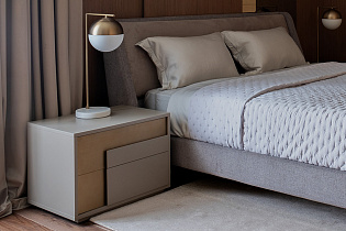 Лампа настольная с матовым плафоном, золото